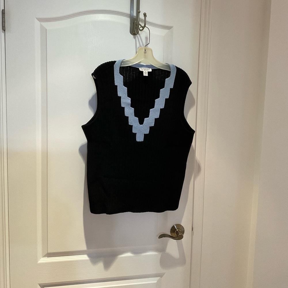 ST JOHN SLEEVELESS SWEATER